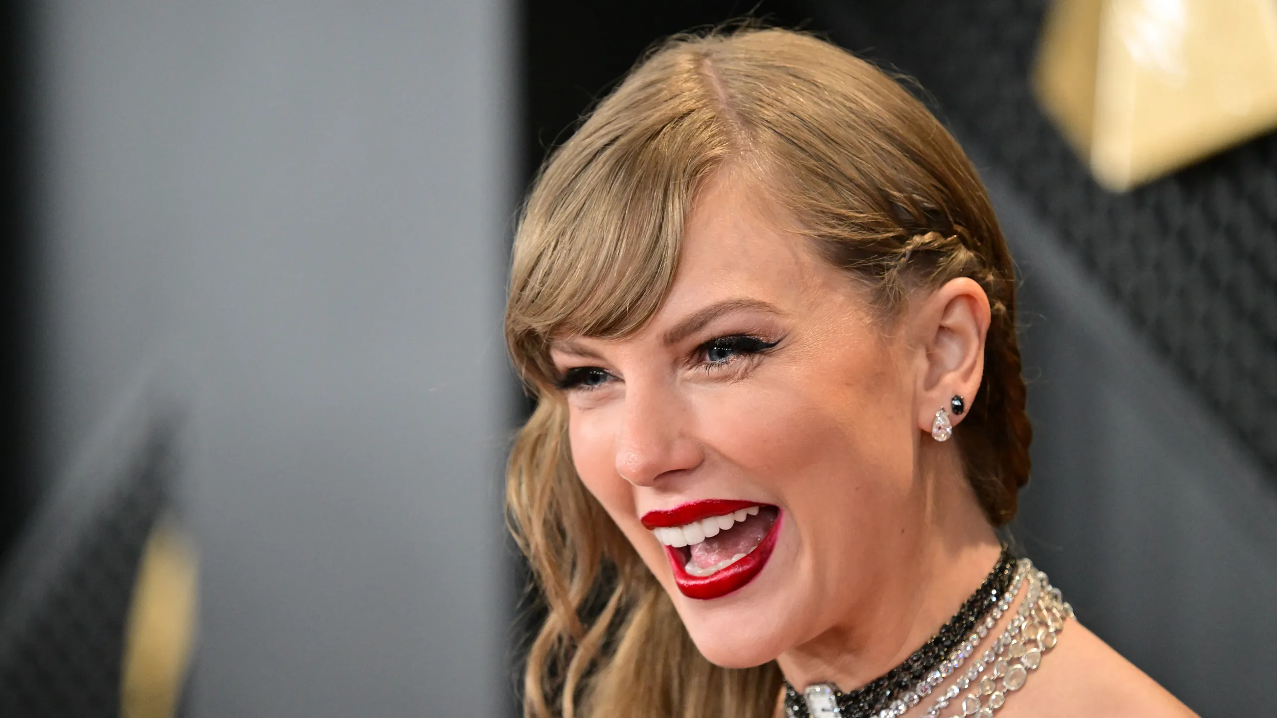  Swift response to a fan, who  accused her of cheating " after the Grammy speech